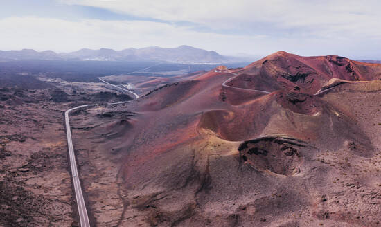 Este parque canario es conocido por sus montañas de fuego, como el popular Manto de la Virgen, la Caldera del corazoncillo y la Montaña rajada. Es una de las mejores muestras de terreno volcánico sin vegetación y regala rincones de gran belleza como el popular Charco de los Clicos, un lago de color verde radiactivo causado por el azufre y las algas y algunas de las mejores playas de las Canarias.