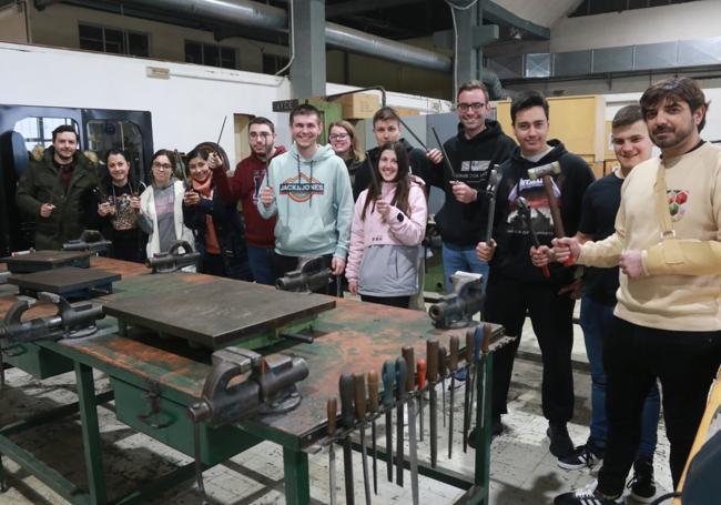 Los participantes del IESSánchez Lastra, de Mieres, con sus tutoras.