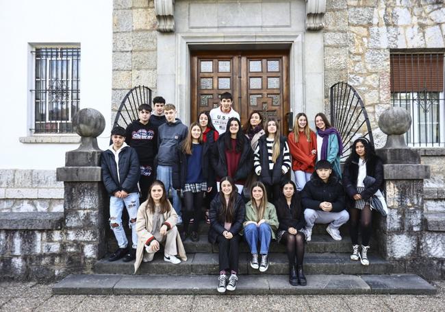 Los miembros de los equipos participantes en STARTinnova y su tutora.