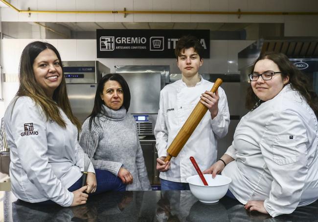 Los alumnos del centro ovetense que participan en esta edición de STARTinnova con su tutora.