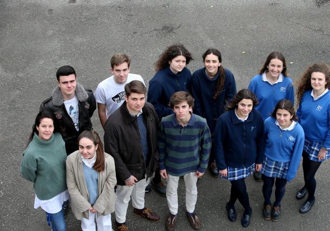 Los participantes del Colegio San Ignacio acompañados por su tutora.
