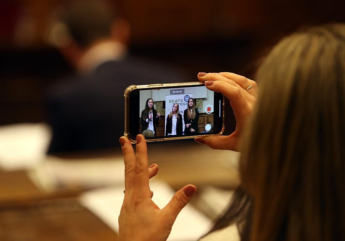 Una alumna graba con su móvil un momento de una gran final de STARTinnova.