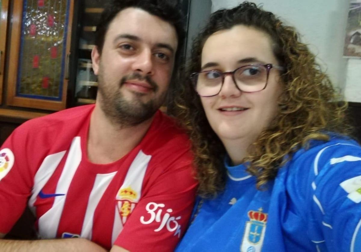 Néstor y Alicia posan con las camisetas de Sporting y Oviedo.