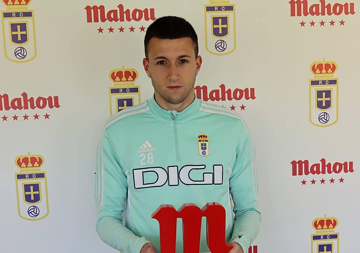 Abel Bretones, con el trofeo.