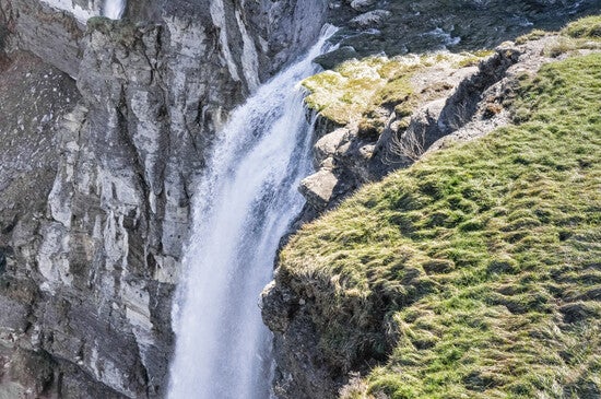 El nacimiento del Nervión se produce mediante una gran cascada que mide 270 metros de altitud ubicada en el área protegida Monte de Santiago. Una catarata que, en ocasiones, carece de demasiado caudal, pero cuya estampa es impresionante, sobre todo cuando se observa desde su mirador homónimo y se contempla cómo el río se abre paso por el cañón de Délica.