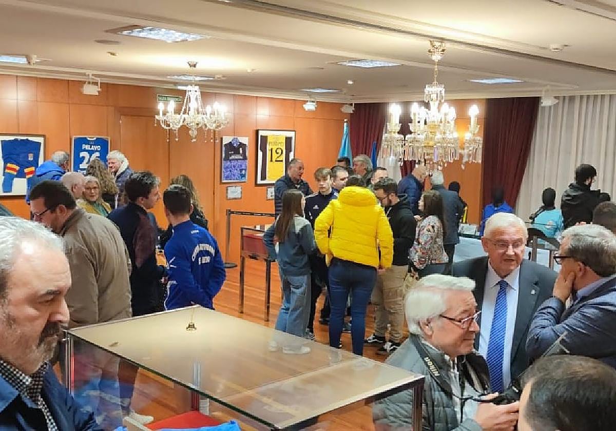 La Sala Polivalente del Centro Asturiano de Oviedo, por donde pasaron ayer más de cien aficionados.