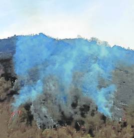 Uno de los treinta incendios, este en la zona de Lena, declarados ayer en Asturias.