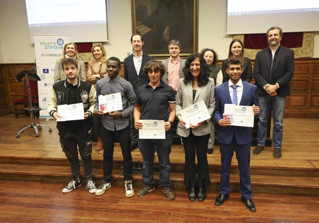 Los ganadores en la categoría de mayores de 17 años con los miembros del jurado.
