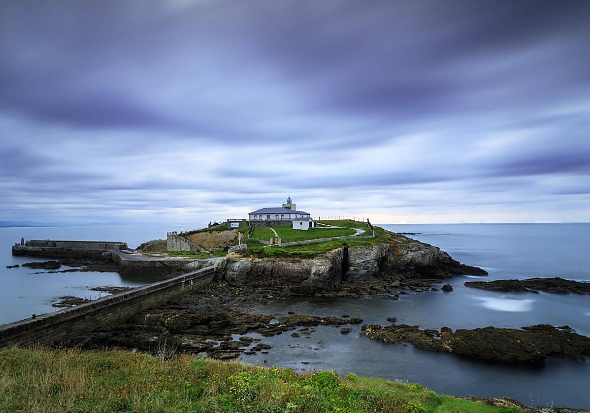 La reconversión del faro de Tapia en una residencia para artistas será sufragada con un millón de euros por la Autoridad Portuaria de Avilés.