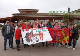 Las peñas sportinguistas Alto Aller y La Caleya Rojiblanca, en una parada técnica en mitad del camino, antes de llegar a Burgos.