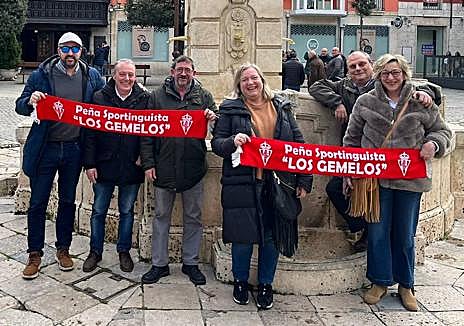 Imagen secundaria 1 - Arriba, la peña sportinguista Nacho Cases, en su visita a las Bodegas Palacio de Lerma, con los 'Manolos' al frente de la expedición, llevó a Burgos a 66 personas. Abajo a la izquierda, Juan Ahuja, de Los Gemelos, con José Luis R. Schütze, Ramón Fernández, Marta Hernando, Ceínos y Eugenia Álvarez, en la plaza del Cordón. A la derecha, La peña El Castillo de Salas, delante de la Catedral de Burgos. 
