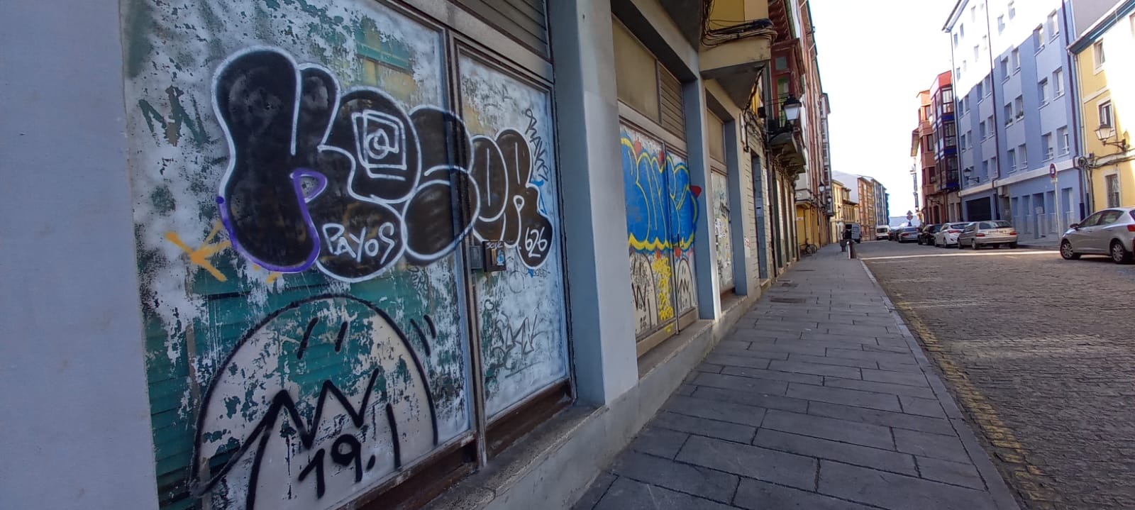 Las pintadas degradan el barrio histórico de Cimavilla