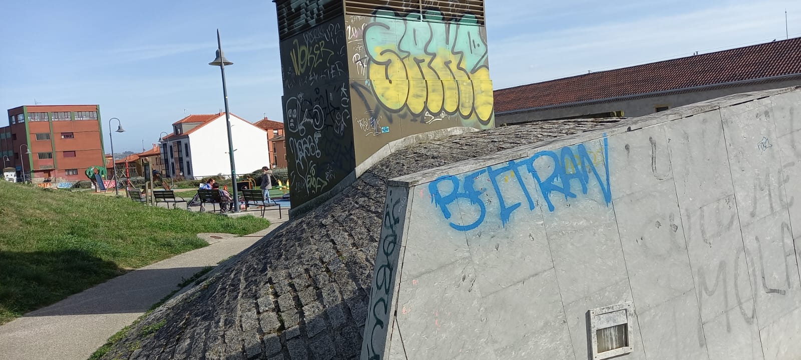 Las pintadas degradan el barrio histórico de Cimavilla