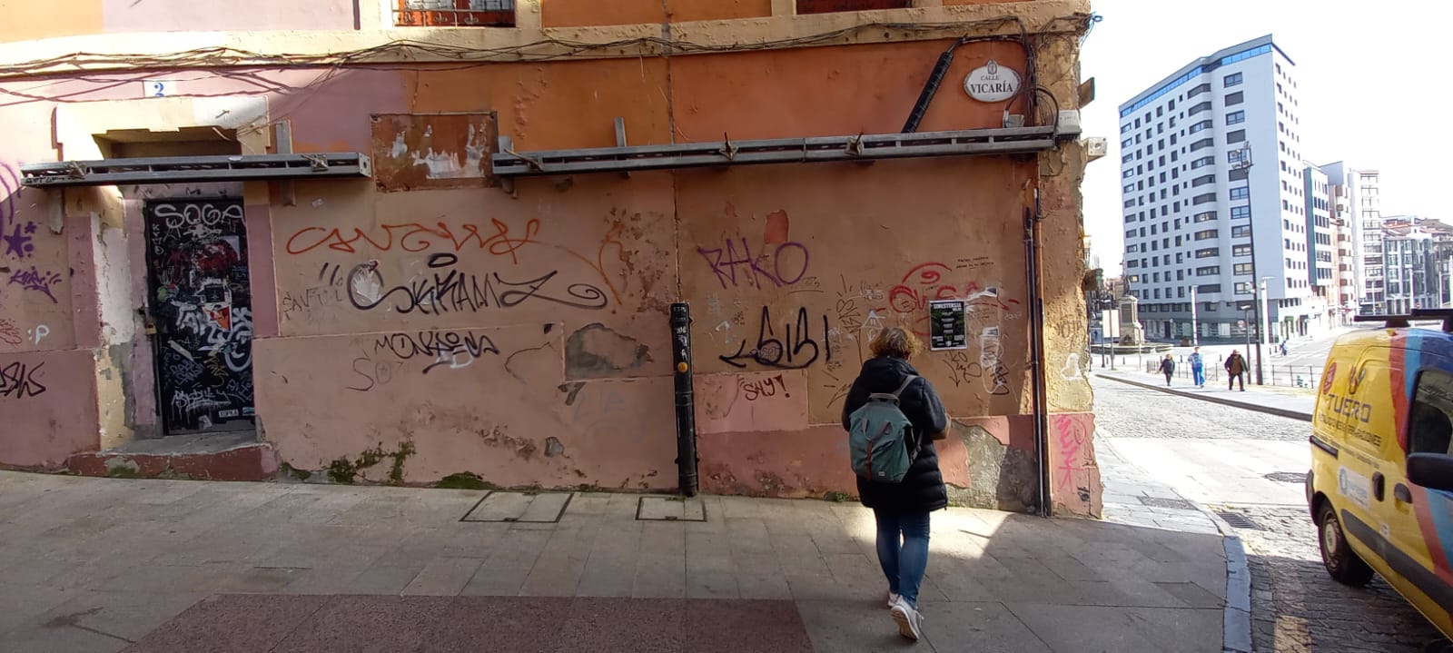 Las pintadas degradan el barrio histórico de Cimavilla