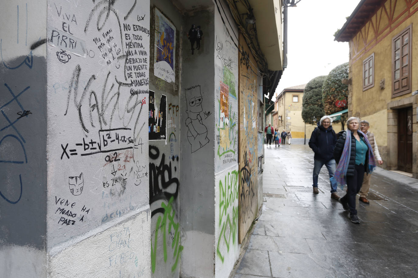 Las pintadas degradan el barrio histórico de Cimavilla