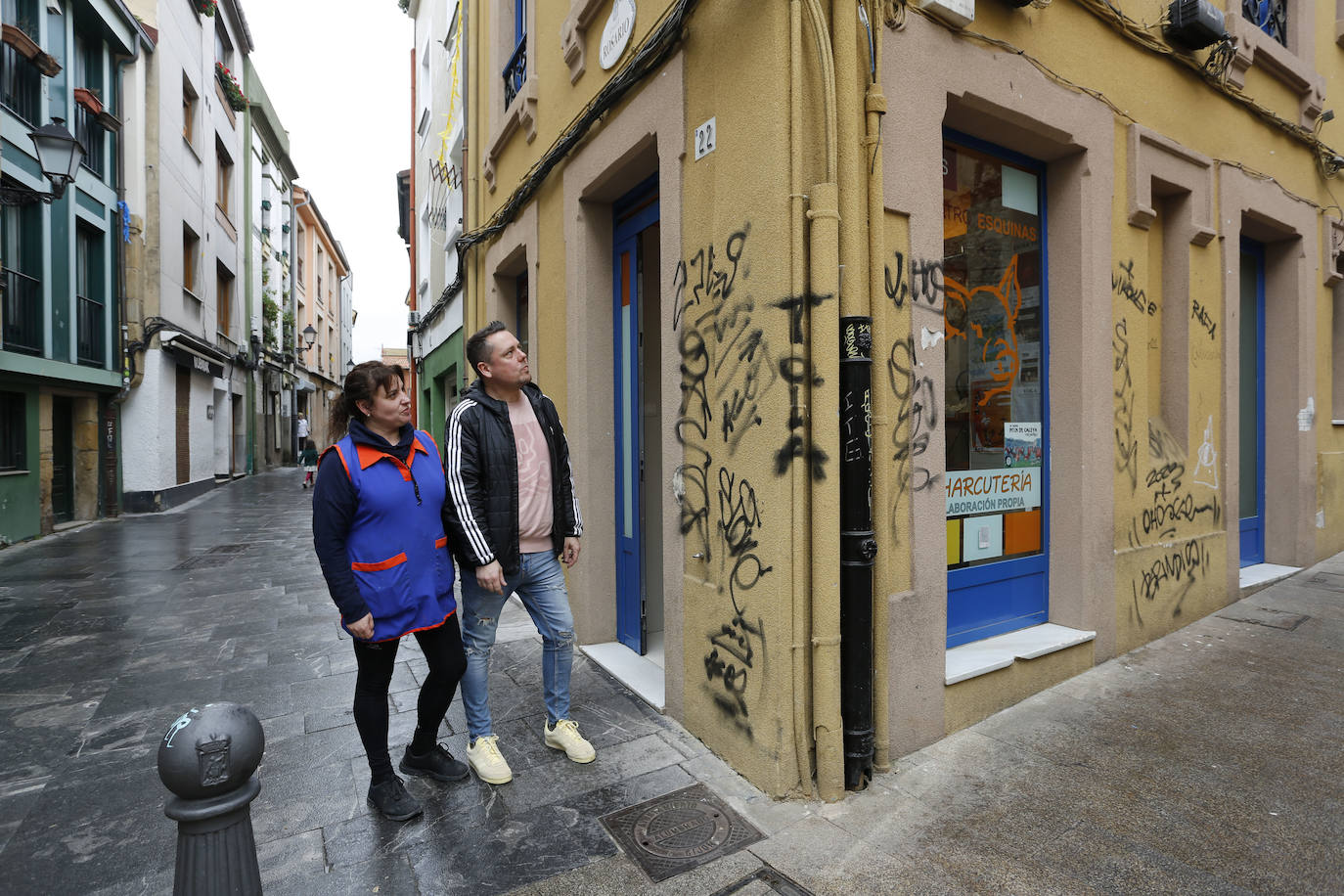 Las pintadas degradan el barrio histórico de Cimavilla