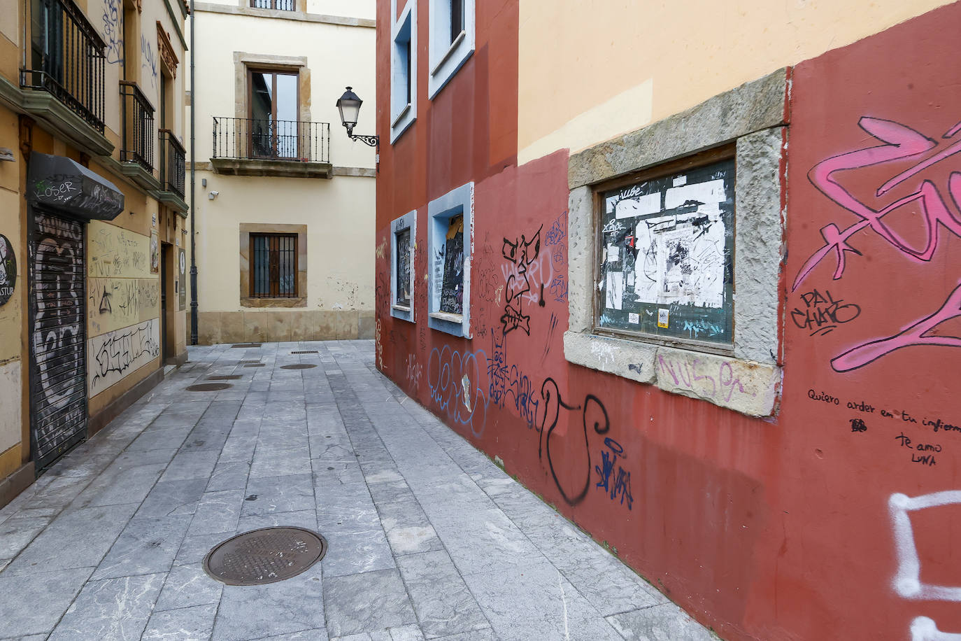 Las pintadas degradan el barrio histórico de Cimavilla