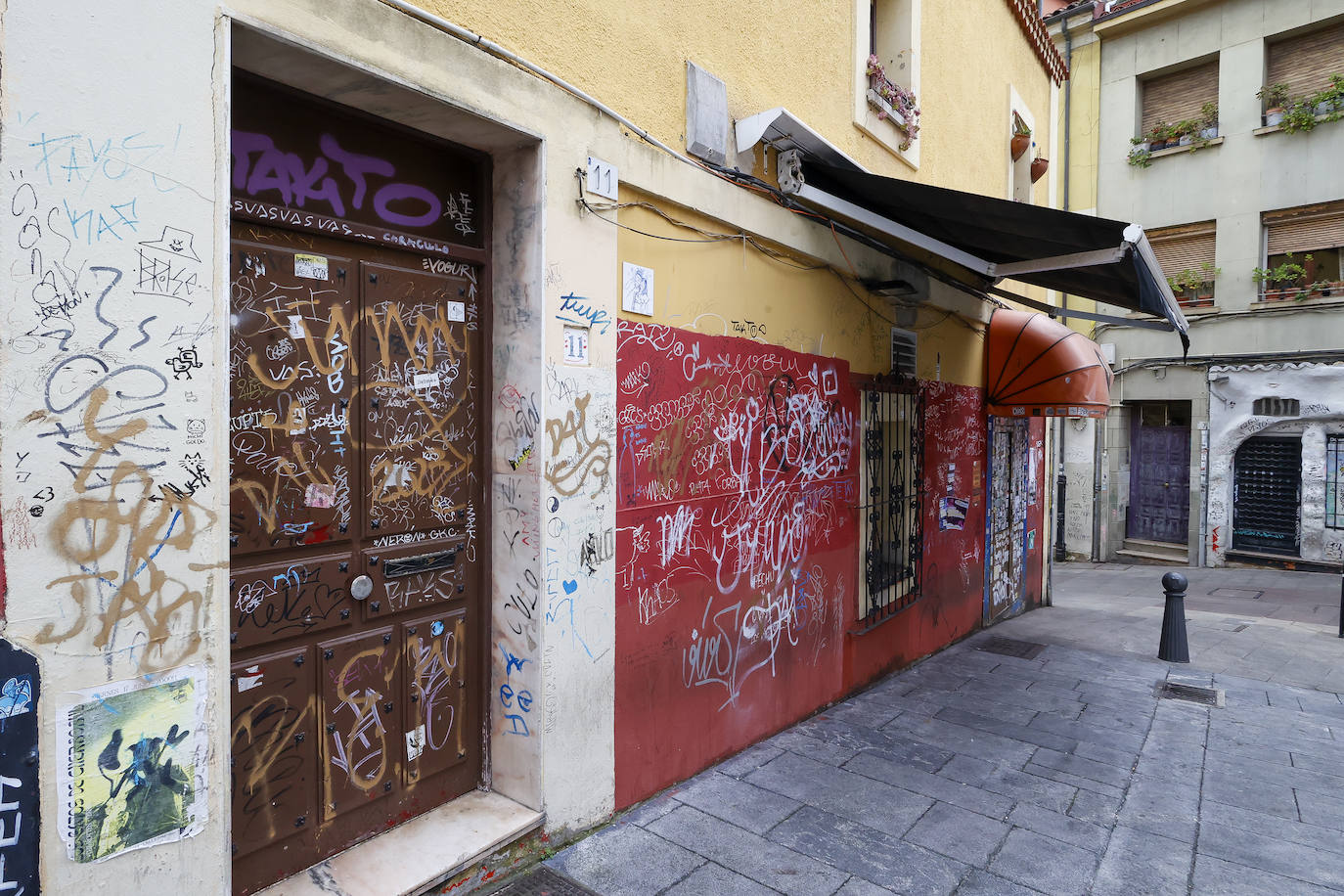 Las pintadas degradan el barrio histórico de Cimavilla