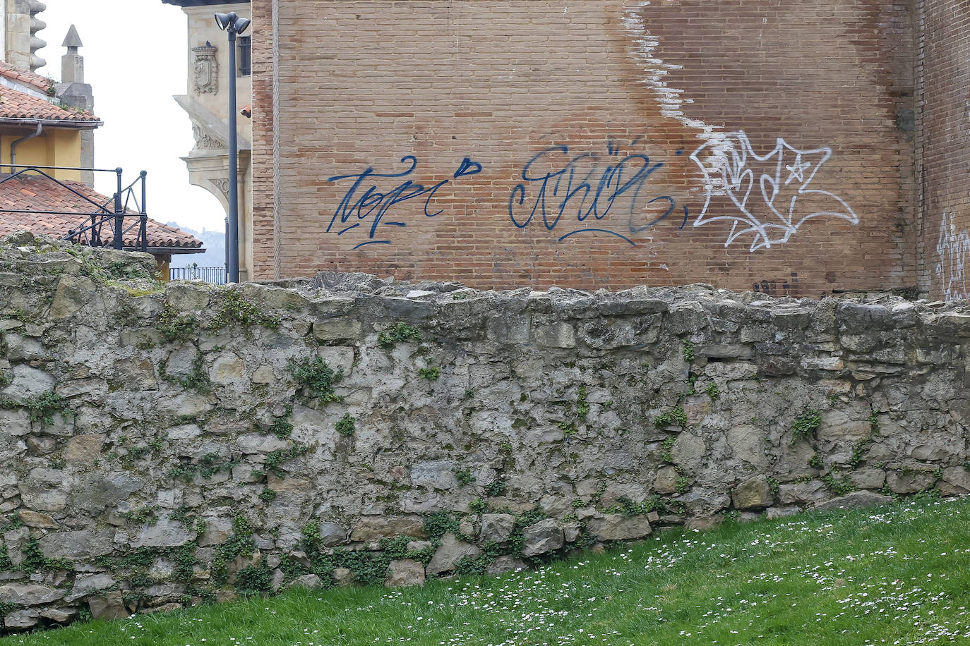 Las pintadas degradan el barrio histórico de Cimavilla