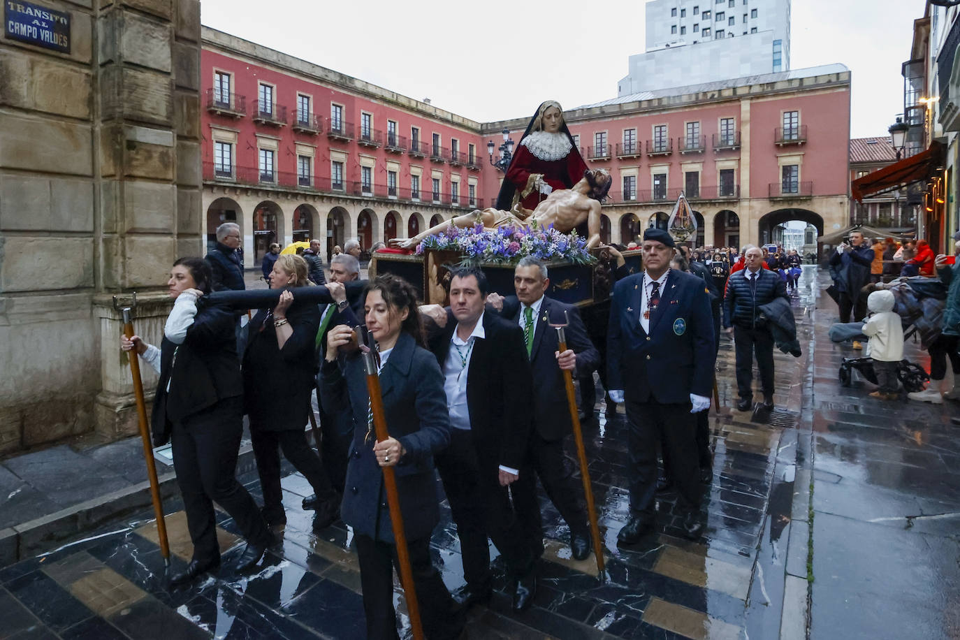 El traslado de la imagen de La Piedad anticipa las procesiones