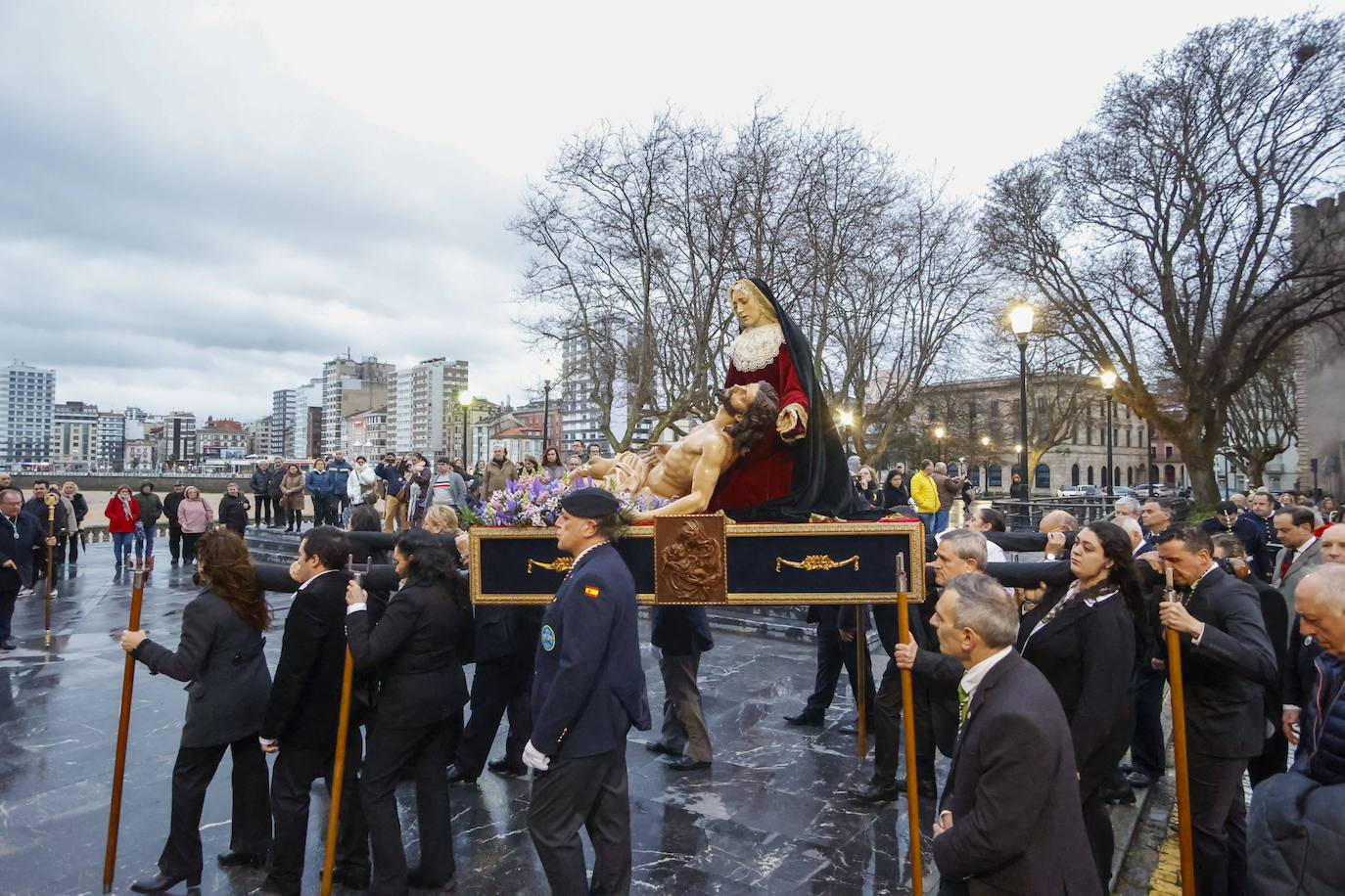 El traslado de la imagen de La Piedad anticipa las procesiones