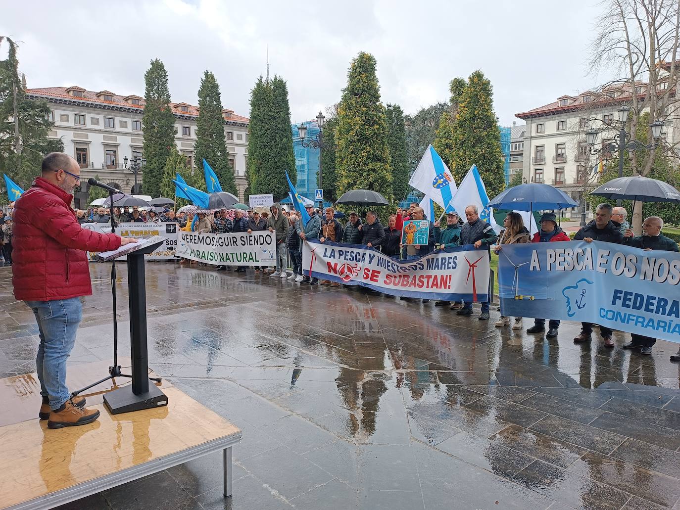 Pescadores asturianos y gallegos, unidos en Oviedo contra la instalación de parques marinos.