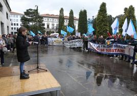 La pequeña Paula Fernández, de Puerto de Vega, emocionó a los presentes: «Quiero seguir siendo hija y nieta de pescadores», defendió.