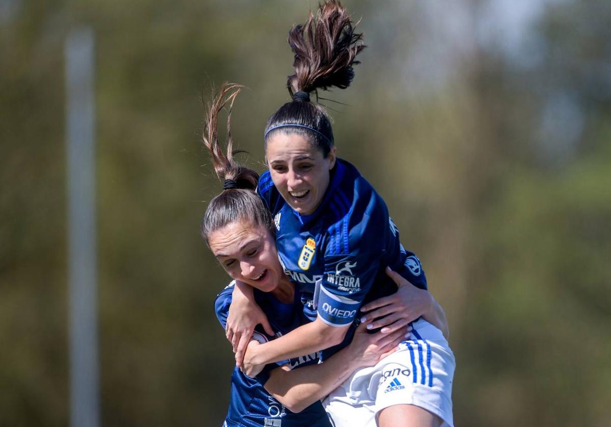 Isina y Sara Bermell -que acabó lesionada- durante la celebración del gol de la victoria.