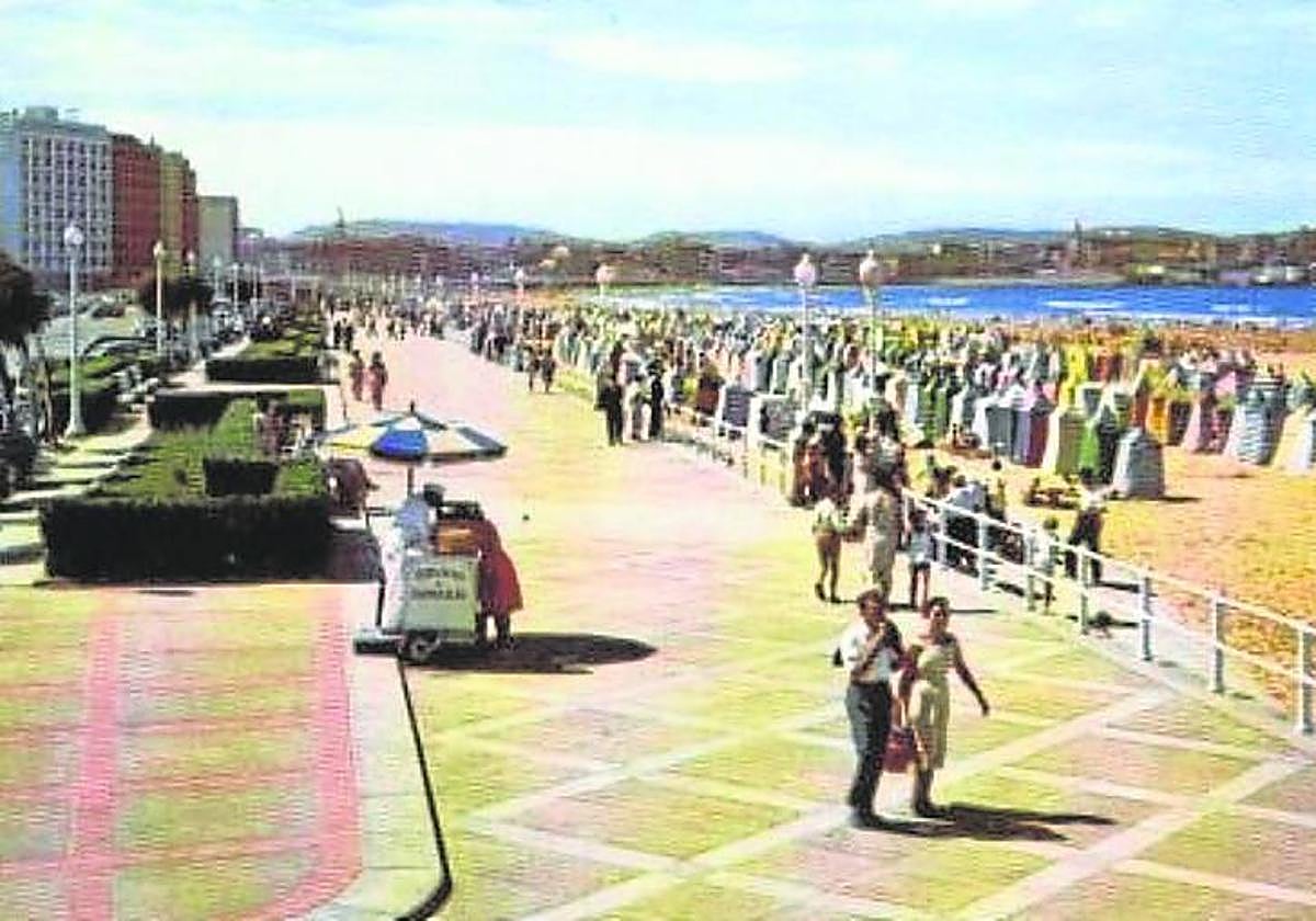 La playa, más limpia, a finales de los años 40 llena de casetas y con el histórico adoquínen cuadrículas del paseo.