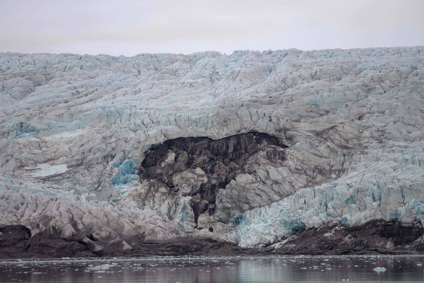 Vista del glaciar Nordenskiold derritiéndose y colapsando en el océano, cerca de Pyramiden, en Svalbard, un archipiélago del norte de Noruega, el 21 de septiembre de 2021.