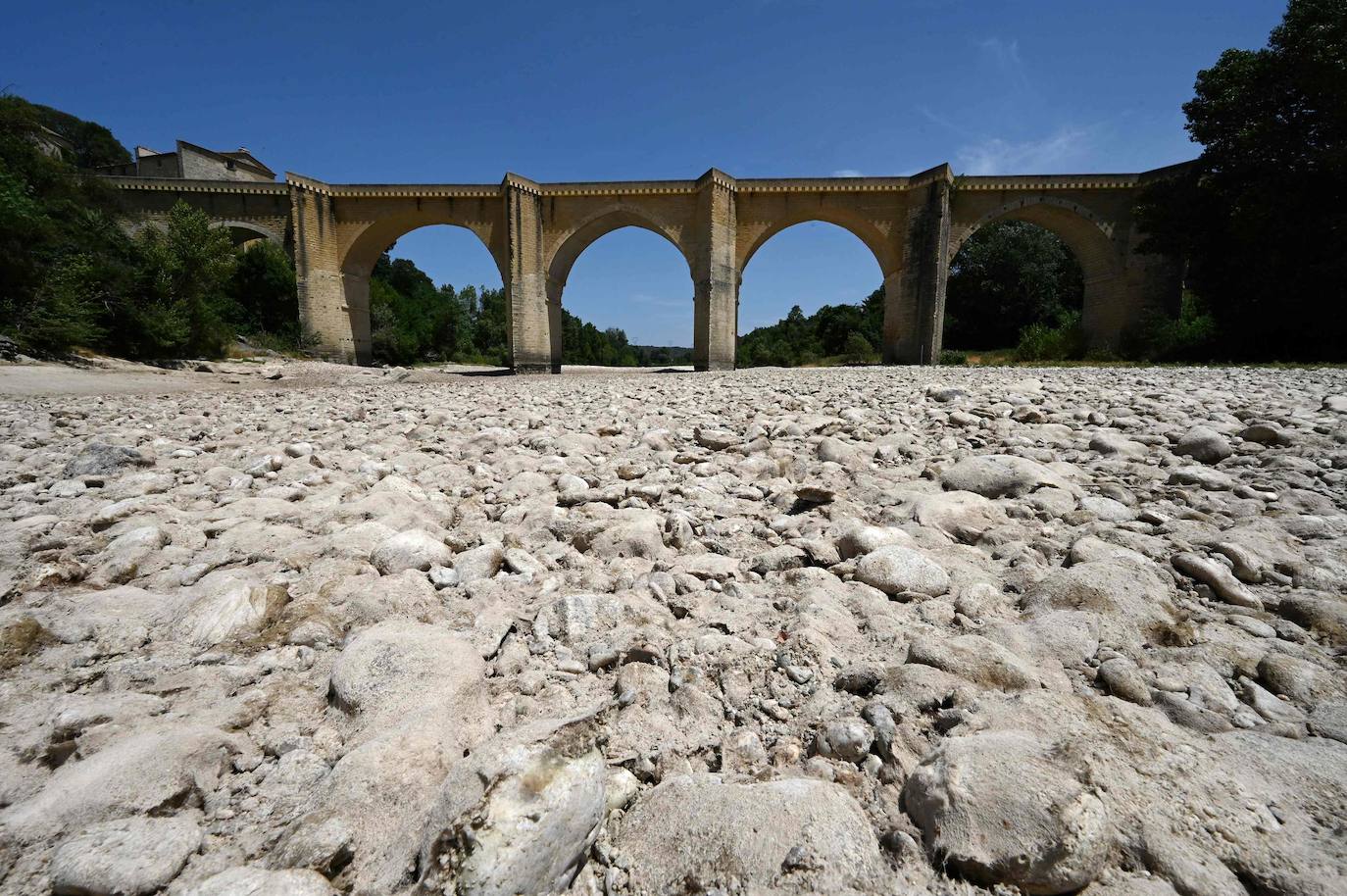 Una fotografía muestra el lecho reseco del río Gardon cerca del puente Saint-Nicolas de Campagnac en Saint-Anastasie, sur de Francia, después de que una ola de calor azotara Francia el 20 de junio de 2022.