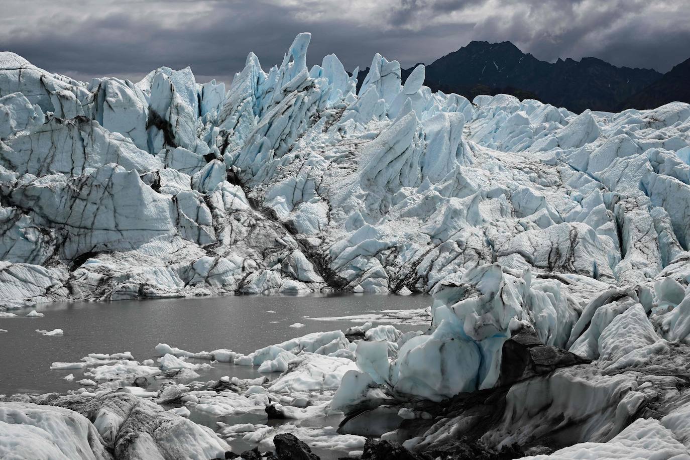 La cara del glaciar Matanuska, de 43,5 km de largo que alimenta agua al río Matanuska, el 10 de julio de 2022, cerca de Palmer, Alaska.