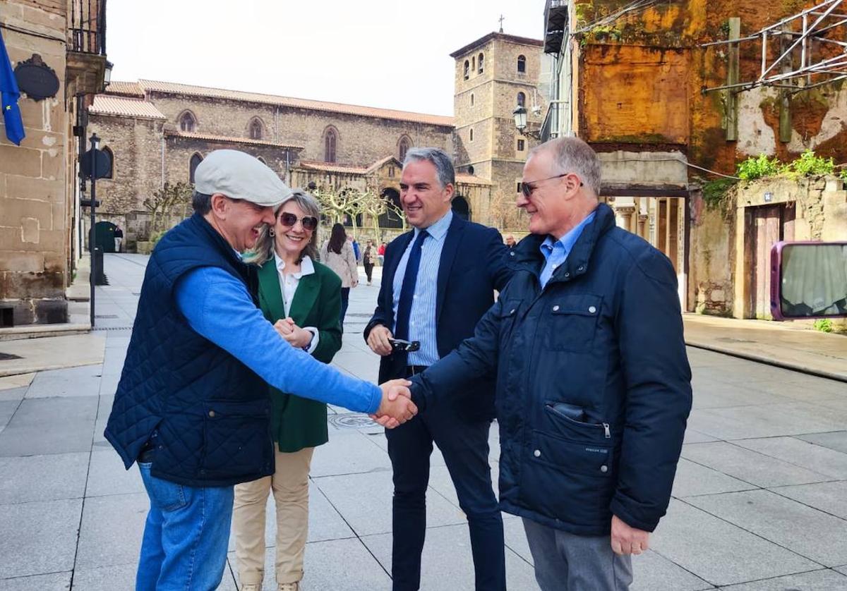 Elías Bendodo, coordinador general del PP en Avilés, acompañado por el candidato del partido a la presidencia del Principado, Diego Canga, que saluda a un vecino de la ciudad, y por la candidata a la Alcaldía del Ayuntamiento de Avilés, Esther Llamazares.