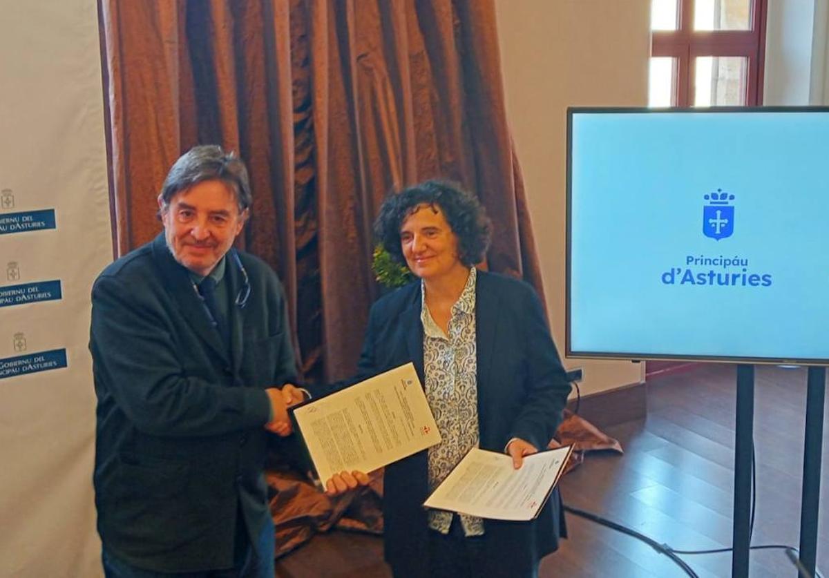 El director del Instituto Cervantes, Luis García Montero, y la consejera de Cultura, Política Llingüística y Turismo, Berta Piñán, esta mañana en Gijón.