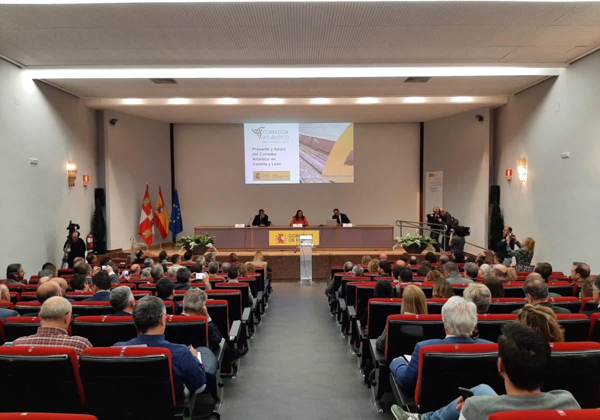 La presentación del comisionado del Corredor Atlántico, José Antonio Sebastián, en Castilla y León, atrajo a numerosas autoridades y empresarios de la comunidad vecina.