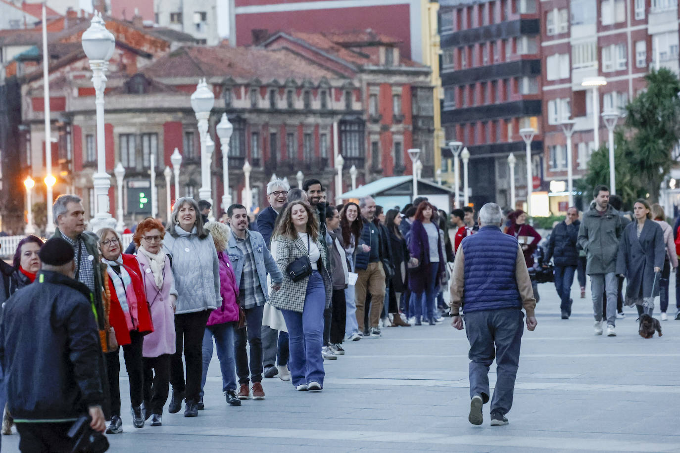 Cadena humana contra el racismo en Gijón