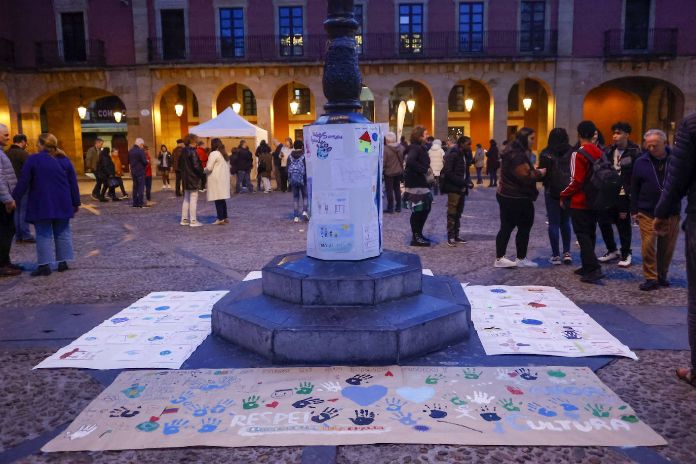 Cadena humana contra el racismo en Gijón