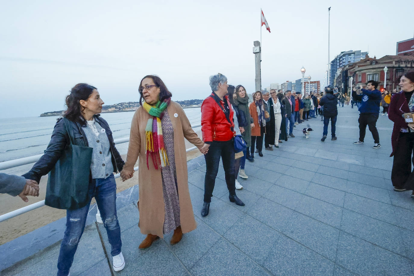 Cadena humana contra el racismo en Gijón