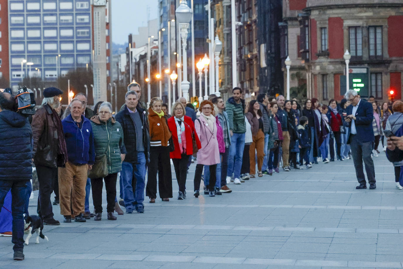 Cadena humana contra el racismo en Gijón