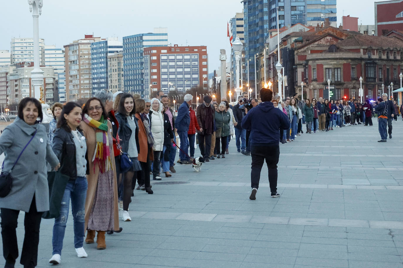 Cadena humana contra el racismo en Gijón