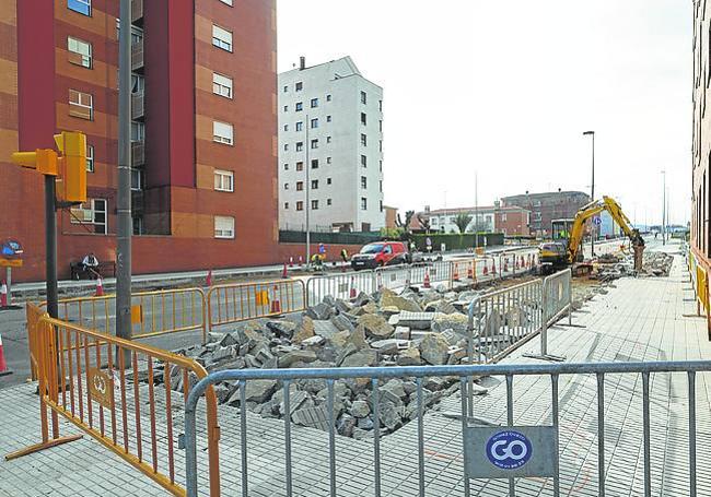 Los trabajos para habilitar veinte plazas de aparcamiento en batería en la calle Paraguay ya están avanzados.