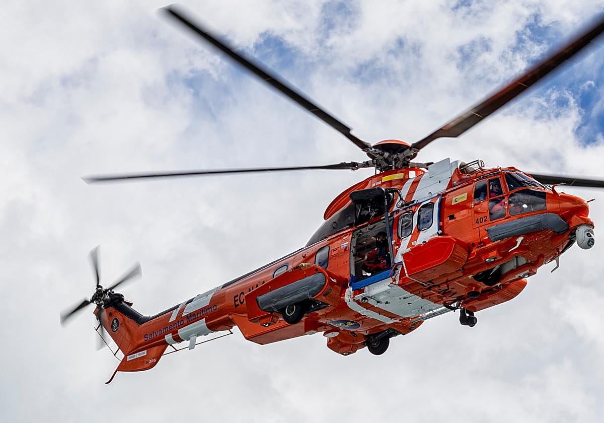 Rescatan grave a un asturiano que cayó al mar cuando pescaba en Camariñas