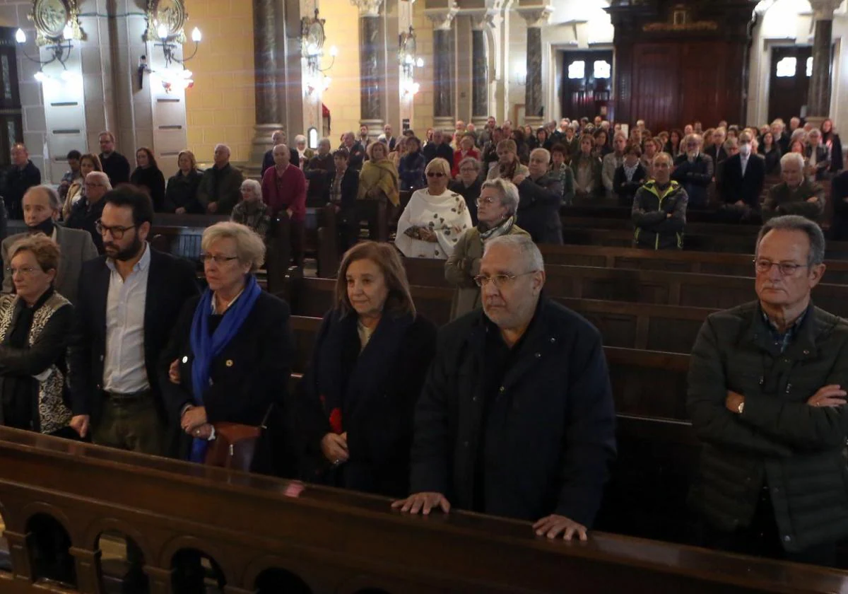 La familia de Ángel Ricardo, ayer, en el primer banco de la basílica de San Juan durante el funeral.