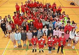 Deportistas de equipos de todas las categorías del Grupo Covadonga con las cuatro copas.