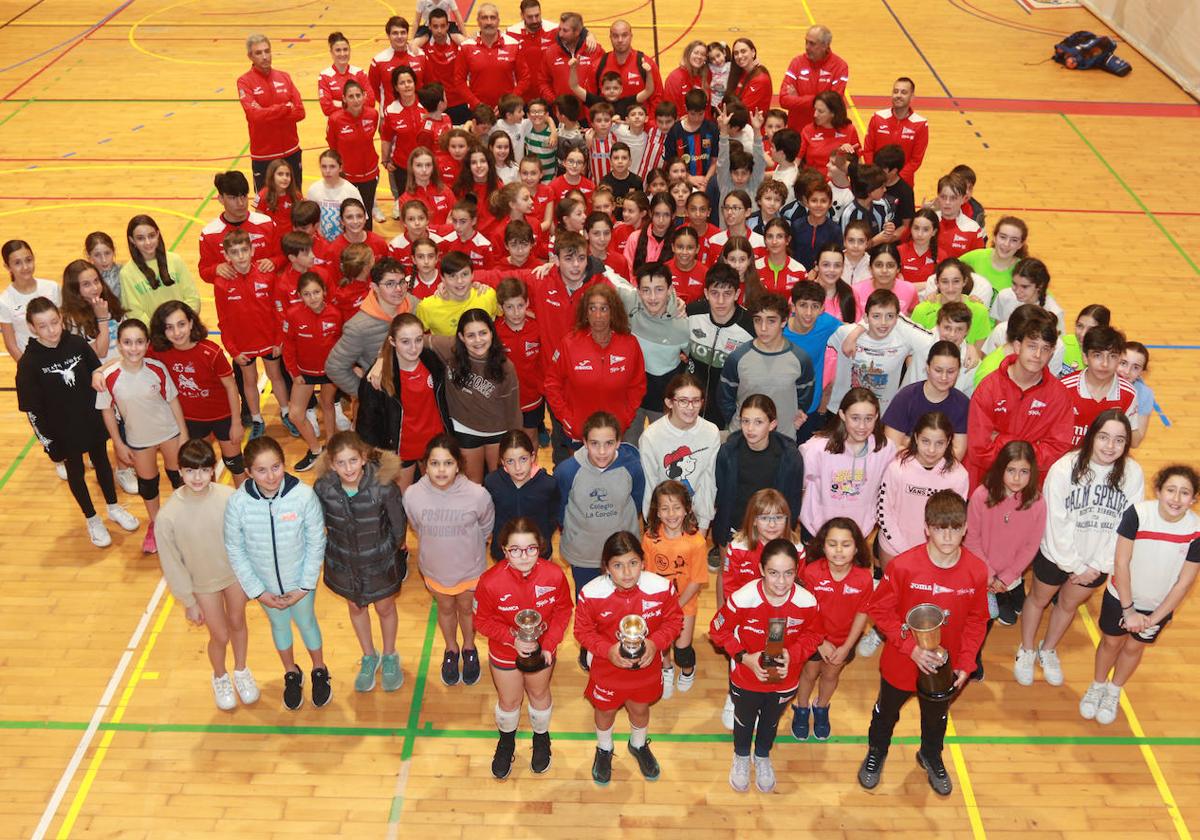 Deportistas de equipos de todas las categorías del Grupo Covadonga con las cuatro copas.