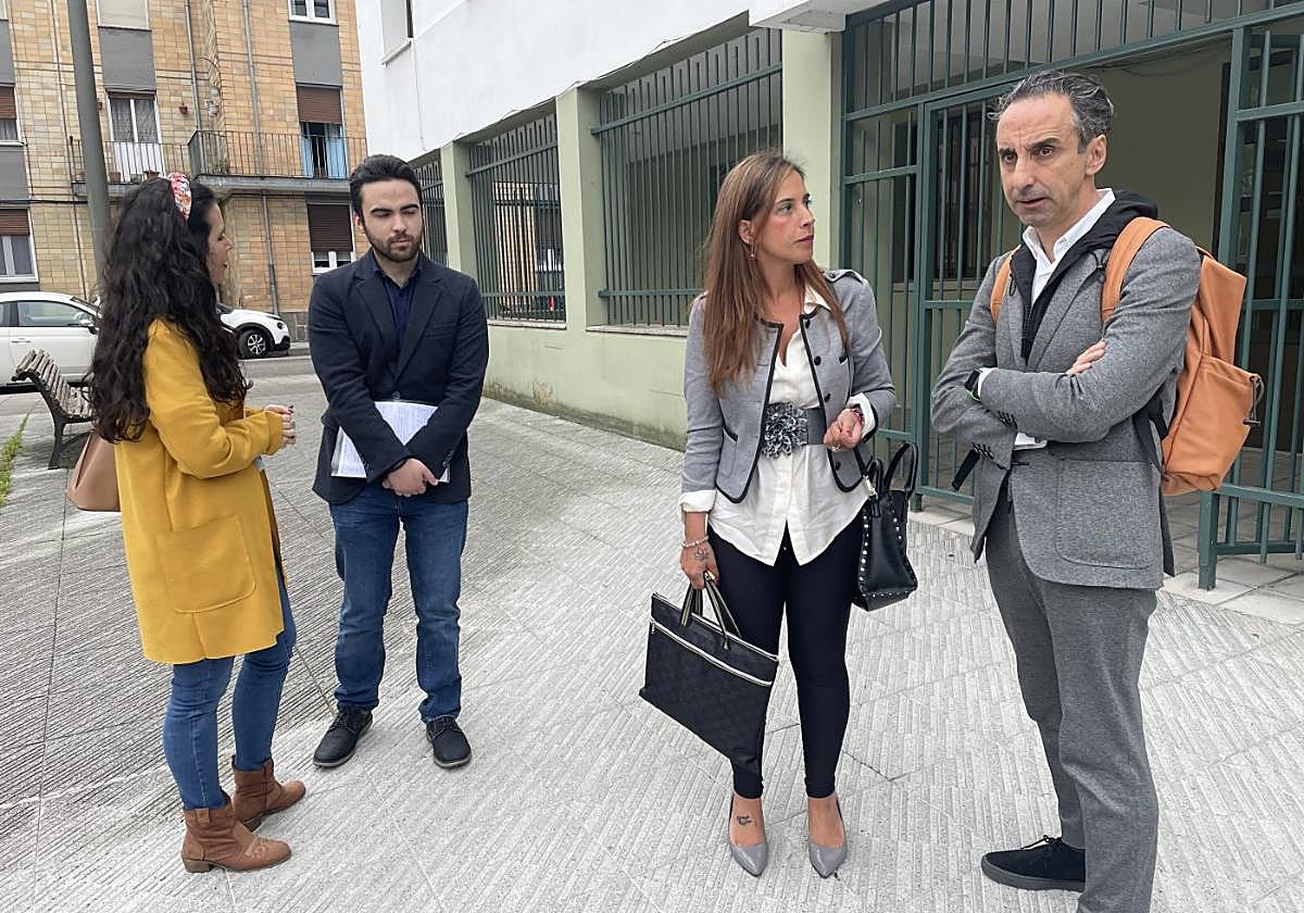 El abogado Luis Fernández del Viso, a la derecha, con parte de su equipo, a la entrada del juzgado.