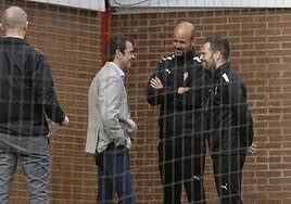 José Riestra, ayer, con Ramírez y Endika Gabiña.