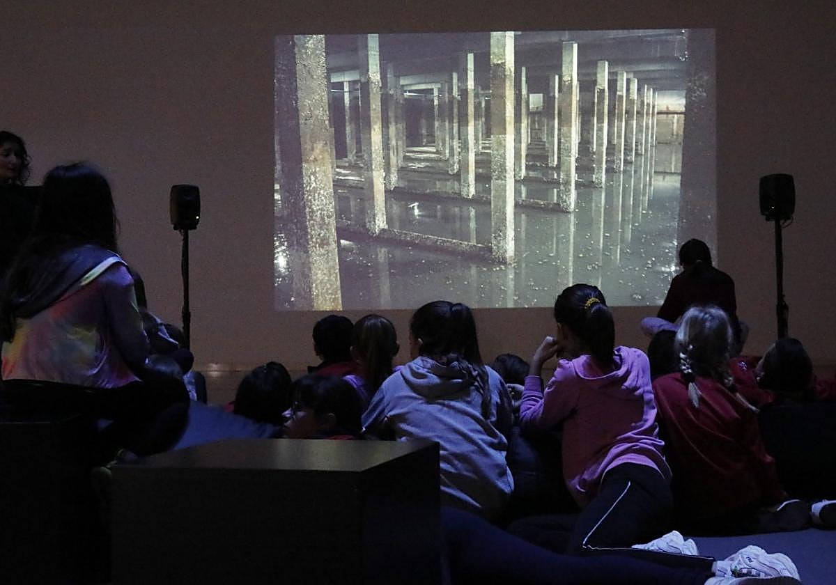 Un grupo de estudiantes ayer en LABoral Centro de Arte.
