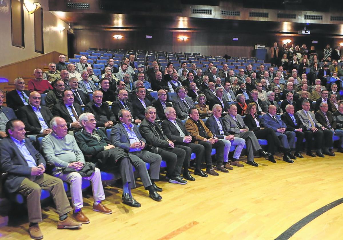 Los abonados distinguidos por su antigüedad, ayer, en el Auditorio de Oviedo, donde tuvo lugar la ceremonia.