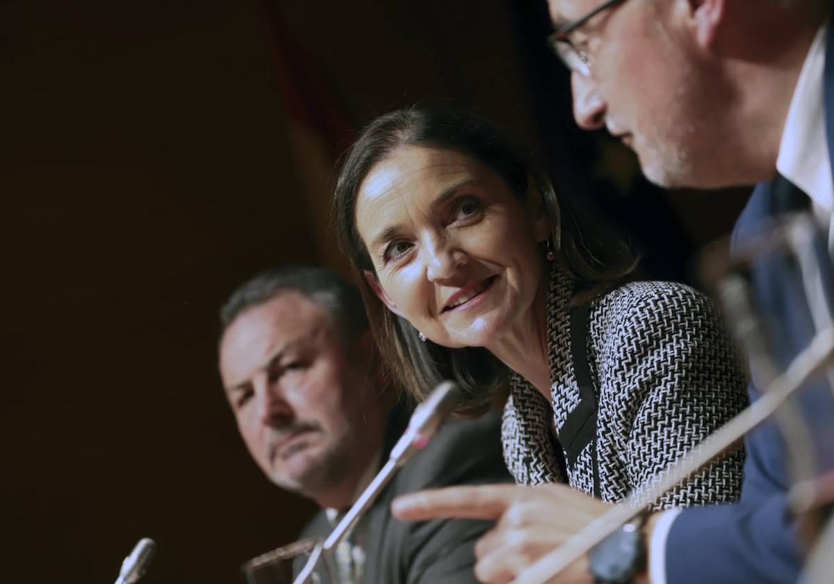 La ministra de industria Reyes Maroto, durante su visita a Ponferrada, junto al alcalde de ponferrada Olegario Ramón y el presidente de la Diputacion, Eduardo Morán, este lunes en Ponferrada.